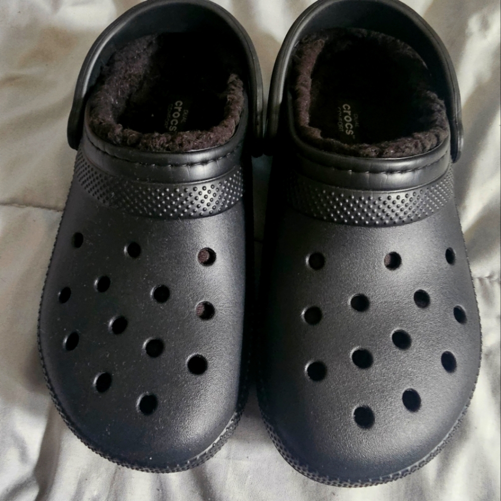 Woman's size 7 Blk Crocs